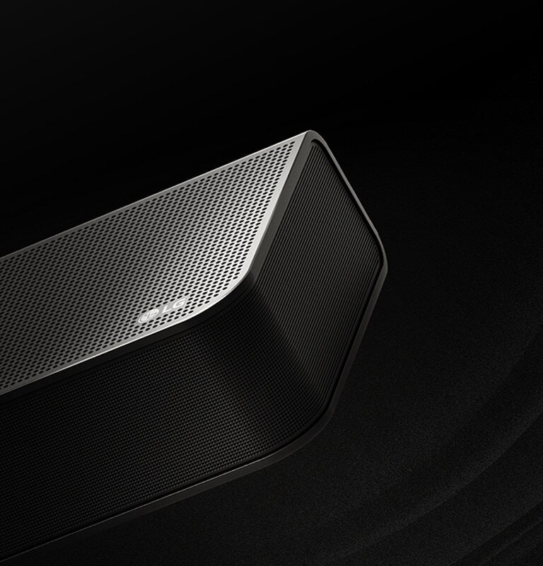 La LG Soundbar sur un fond noir dévoile son design du dessus vers le coin. Des gouttelettes blanches sont projetées depuis le centre et les côtés de la Soundbar illustrant la propagation du son.