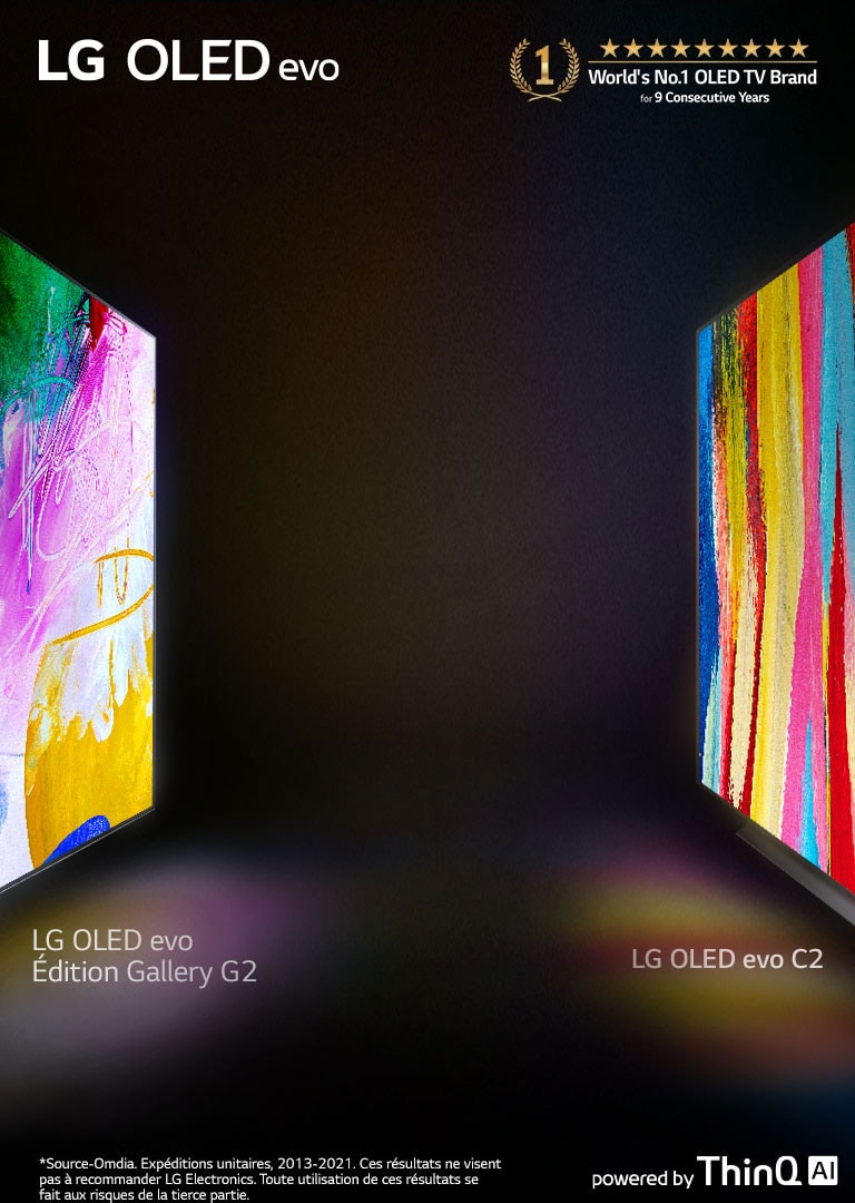 Seitenansicht des LG OLED C2 und des LG OLED G2 Gallery Edition, die sich in einem dunklen Raum mit leuchtenden, farbenfrohen Kunstwerken auf ihren Bildschirmen gegenüberstehen.