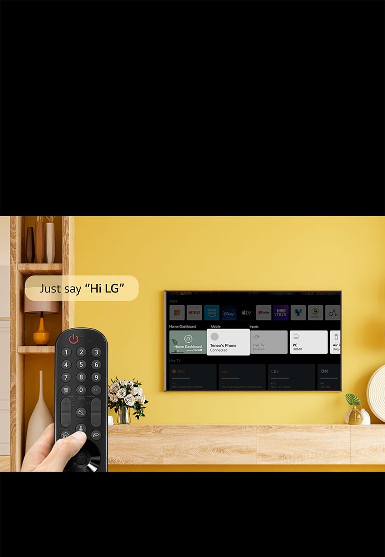 Une personne tient une télécommande devant l’écran du téléviseur. Dans une bulle de dialogue, il est écrit « Dites simplement Salut LG ».