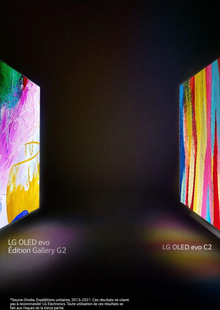 Seitenansicht des LG OLED C2 und des LG OLED G2 Gallery Edition, die sich in einem dunklen Raum mit leuchtenden, farbenfrohen Kunstwerken auf ihren Bildschirmen gegenüberstehen.