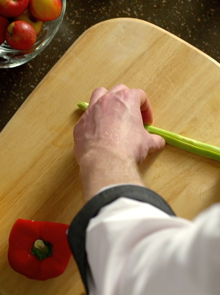 Le chef prépare les ingrédients.