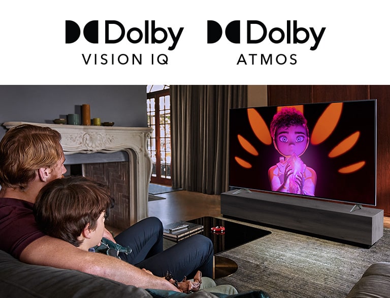 Die Logos von Dolby Vision IQ und Atmos sind horizontal angeordnet. Unterhalb der Logos sitzen ein Vater und ein Sohn auf einer Couch und sehen fern. In der Mitte des schwarz-orangenen Hintergrunds ist ein Mädchen zu sehen, das einen mineralischen Stein hält.