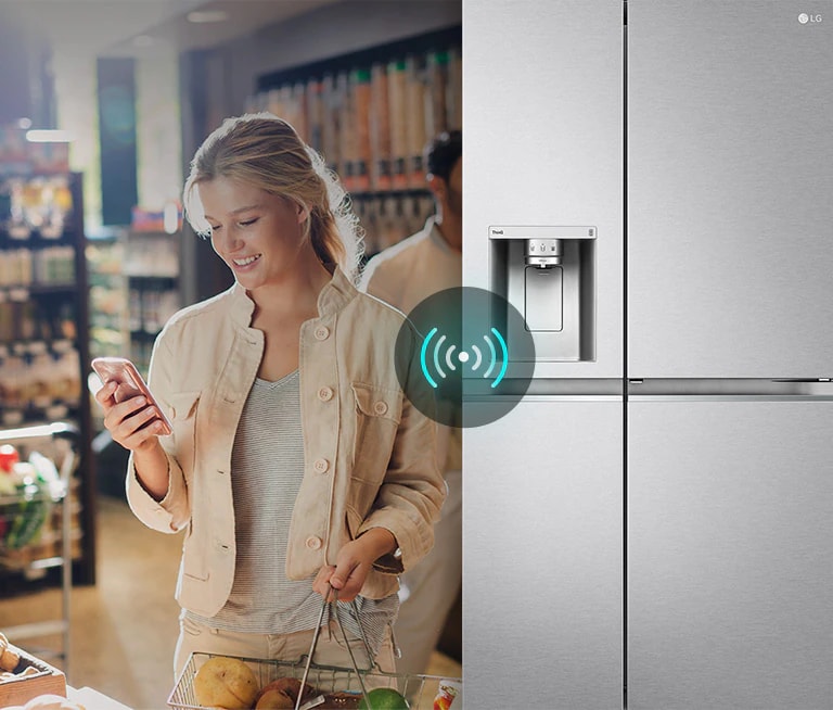 L’image de gauche montre une femme debout dans une épicerie en train de regarder son téléphone. L'image de droite montre la vue de face du réfrigérateur. Au centre des images se trouve une icône indiquant la connectivité entre le téléphone et le réfrigérateur.