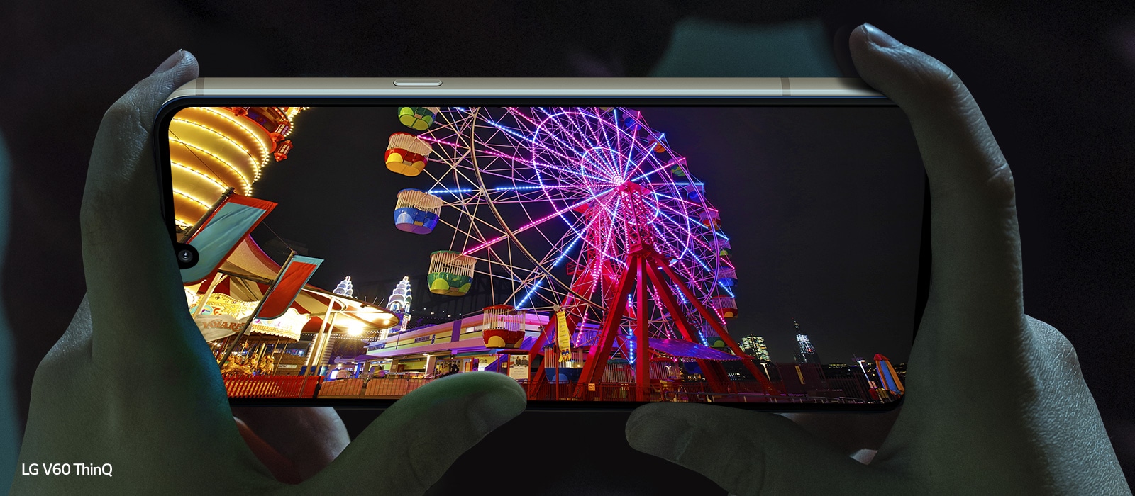 Vidéo de nuit d’un parc d’attractions lue sur l’écran d’un smartphone.
