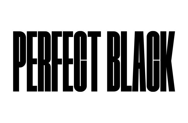 Les mots « PERFECT BLACK » apparaissent en majuscules noires et grasses. Une scène montagneuse noire à la définition nette s’élève alors pour recouvrir les lettres, révélant également un village et des dunes. La copie noire disparaît derrière un ciel noir.