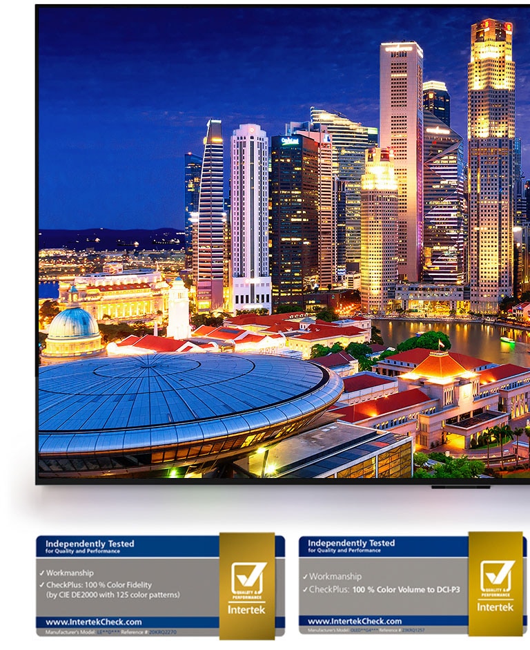 Une scène urbaine animée en début de soirée avec des couleurs vives et des contrastes.