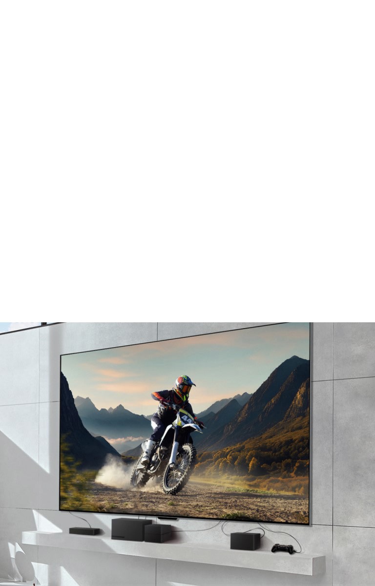 LG OLED evo M4 fixée à un mur affichant un homme sur une moto roulant sur un chemin de terre et des appareils connectés à la TV avec des fils désordonnés en dessous. Les appareils disparaissent progressivement et la caméra effectue un zoom arrière pour révéler un salon lumineux et moderne et une Zero Connect Box posée sur une table sous laquelle sont situés des appareils organisés. L’image s’obscurcit brièvement et met en valeur la Zero Connect Box et les appareils. Un signal WiFi rouge apparaît et un faisceau rouge émet en direction de la TV et des cercles rouges émanent.