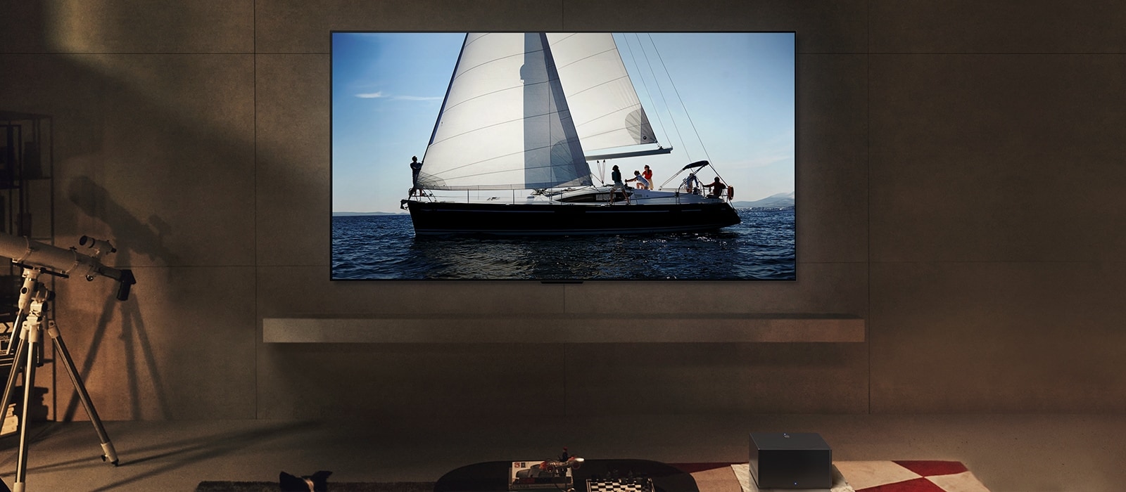 LG OLED evo M4 et la barre de son LG dans un espace de vie moderne pendant la nuit. L’image à l’écran d’un voilier sur l’océan s’affiche avec des niveaux de luminosité idéaux.