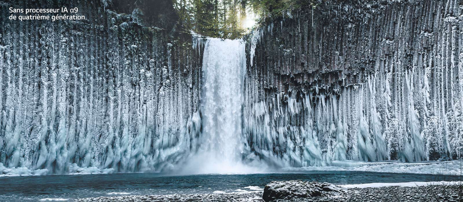 Comparaison avec curseur de la qualité d’image d’une chute d’eau gelée dans une forêt.