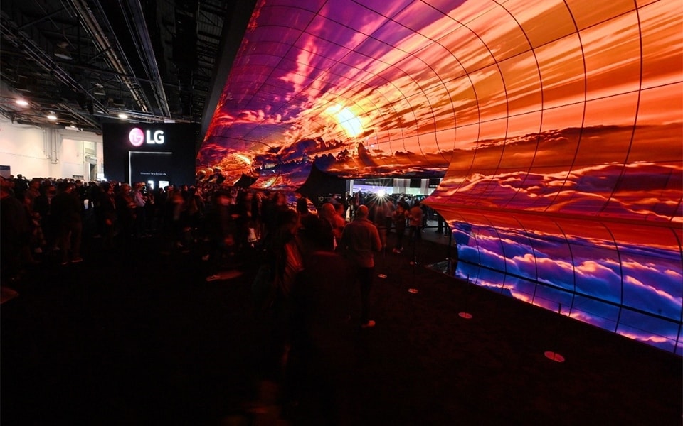 De superbes tons chauds de coucher de soleil sur une installation TV OLED massive