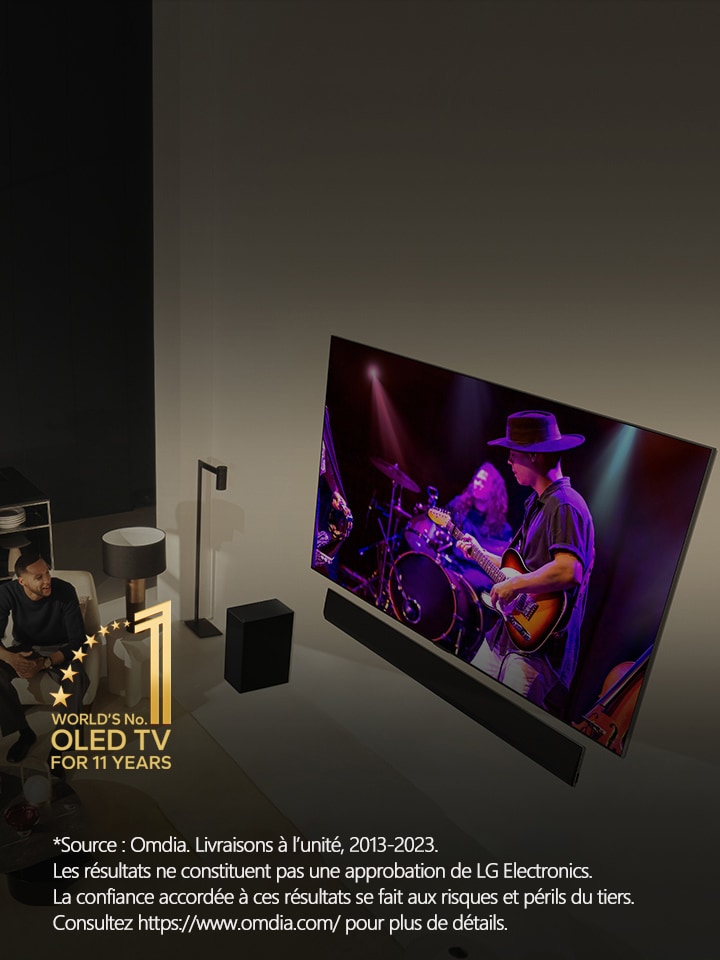 Une image du LG OLED evo G3 sur le mur d'un appartement moderne et insolite de New York City avec une scène nocturne romantique à l'écran.  Emblème du 10e anniversaire du World's No.1 OLED TV.