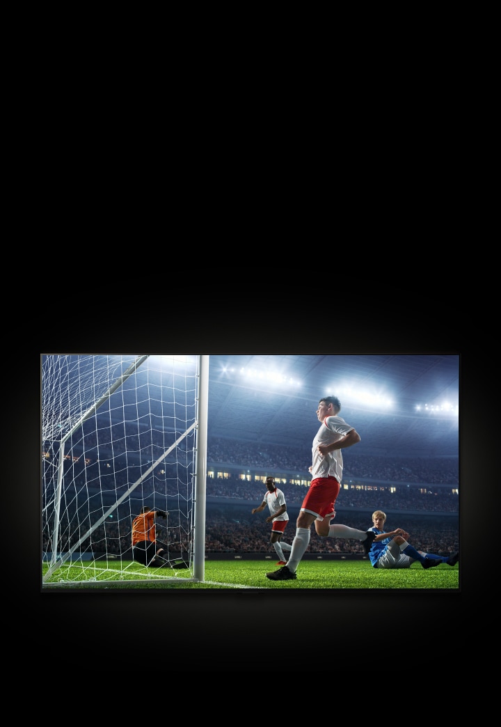 Se está reproduciendo una película en la LG TV. Aparece un cuadro emergente que muestra el último resultado de fútbol con la opción de verlo en directo. El cursor hace clic en Ver en directo y la TV muestra a un jugador anotando un gol en un partido de fútbol.