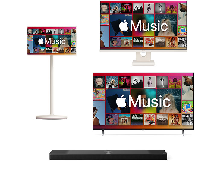 Se muestra Apple Music en las pantallas de LG StandbyME, una LG TV con LG Soundbar y un monitor LG.