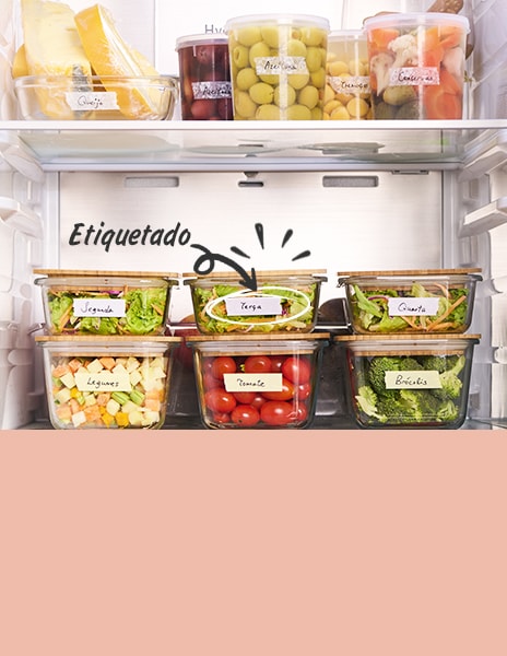 Recipientes de comida etiquetados ordenadamente en el refrigerador.