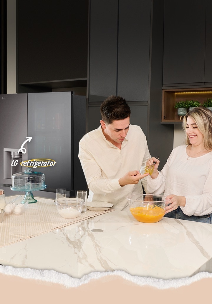 Pareja cocinando una comida sencilla en la cocina.