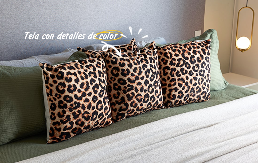 Cojines con estampado de leopardo sobre la cama.