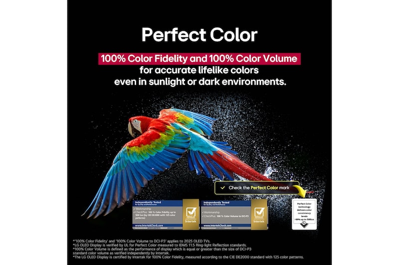 Un loro colorido en ultra alta definición sobre un fondo negro. A su alrededor hay gotas de agua suspendidas en el aire. La imagen muestra un Color Perfecto, ya que cada tono diferente del cuerpo del loro es vibrante y vívido. Se observan diferentes certificaciones de logotipos de UL e Intertek. Estos se refieren a su 100 % de fidelidad de color y 100 % de volumen de color. También se observa un texto: Verifica la marca de certificación de Color Perfecto.