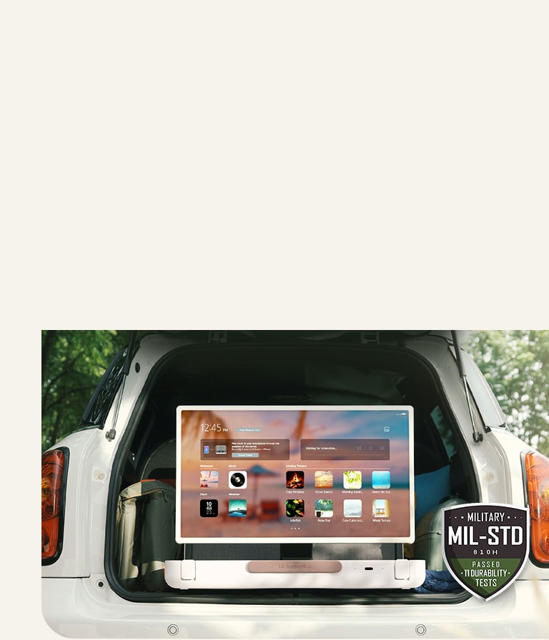 Vista frontal del LG StanbyME Go. El producto se coloca en el automóvil, la pantalla gira horizontalmente y muestra la pantalla de inicio. En la parte inferior izquierda de la imagen, se muestra el ícono de especificación militar.