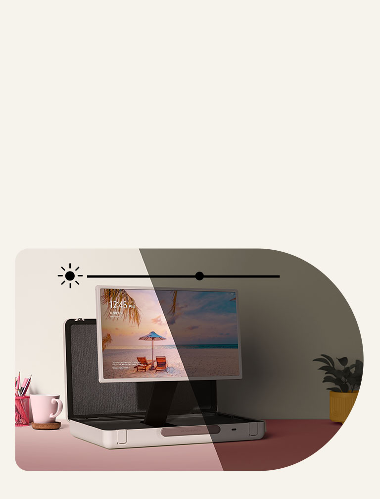 LG StanbyME Go se coloca sobre la mesa de color pastel con el lado izquierdo hacia adelante. Encima de la imagen se muestra el icono de brillo. Para ilustrar la función de control automático de brillo, la mitad de la imagen es brillante y la otra mitad está atenuada.