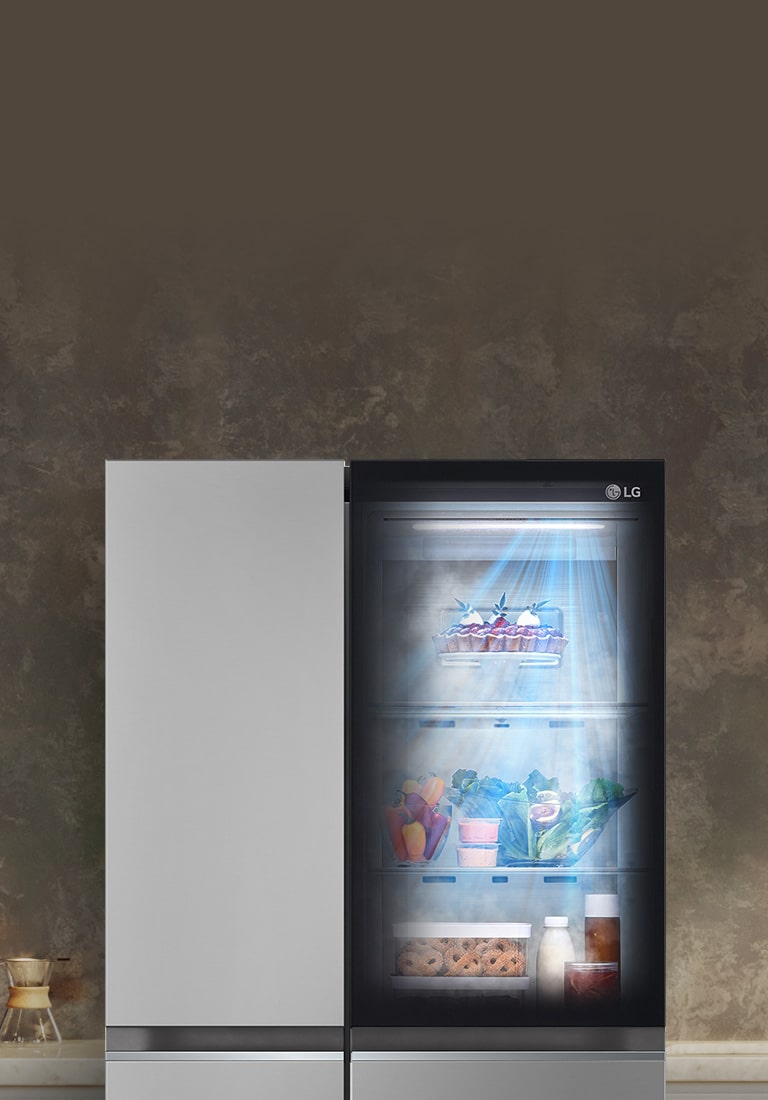 Vista frontal de un refrigerador InstaView negro con la luz encendida en el interior. El contenido del refrigerador puede verse a través de la puerta InstaView. La función DoorCooling emite rayos de luz azul sobre el contenido. 