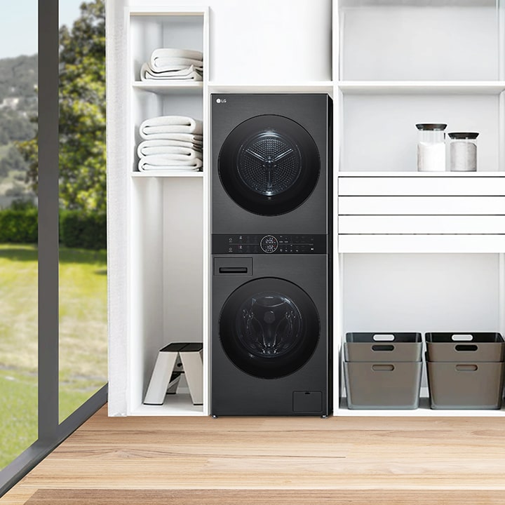 Torre de lavado instalada en lavandería blanca con vista al patio delantero