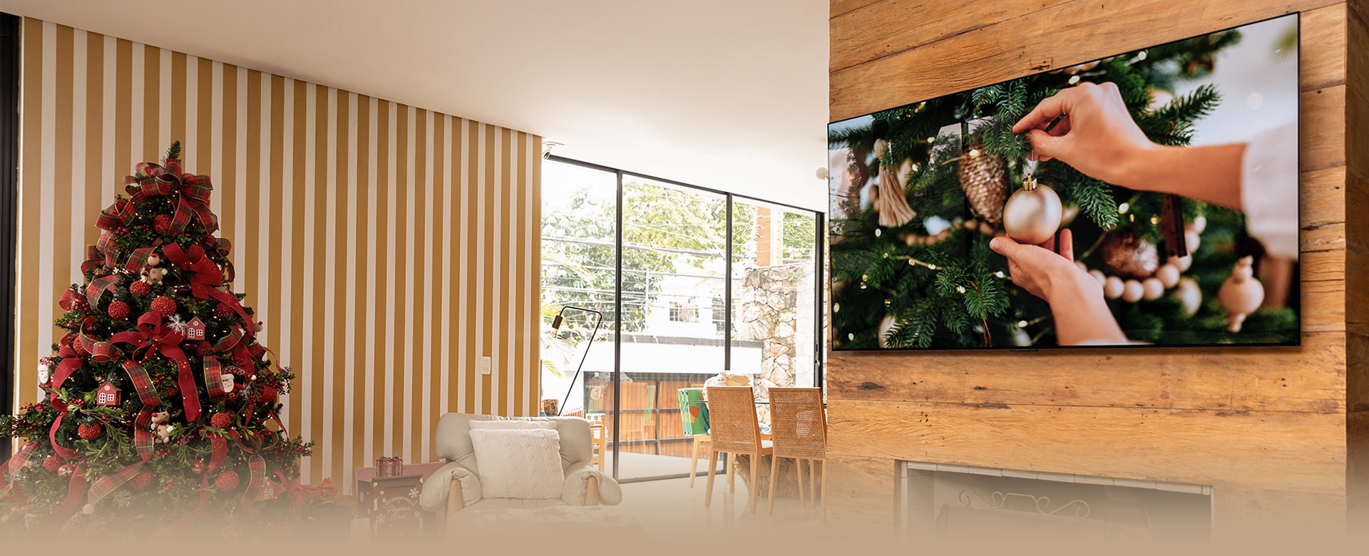 El televisor LG OLED C4 está en la sala de estar cerca de un árbol de Navidad.