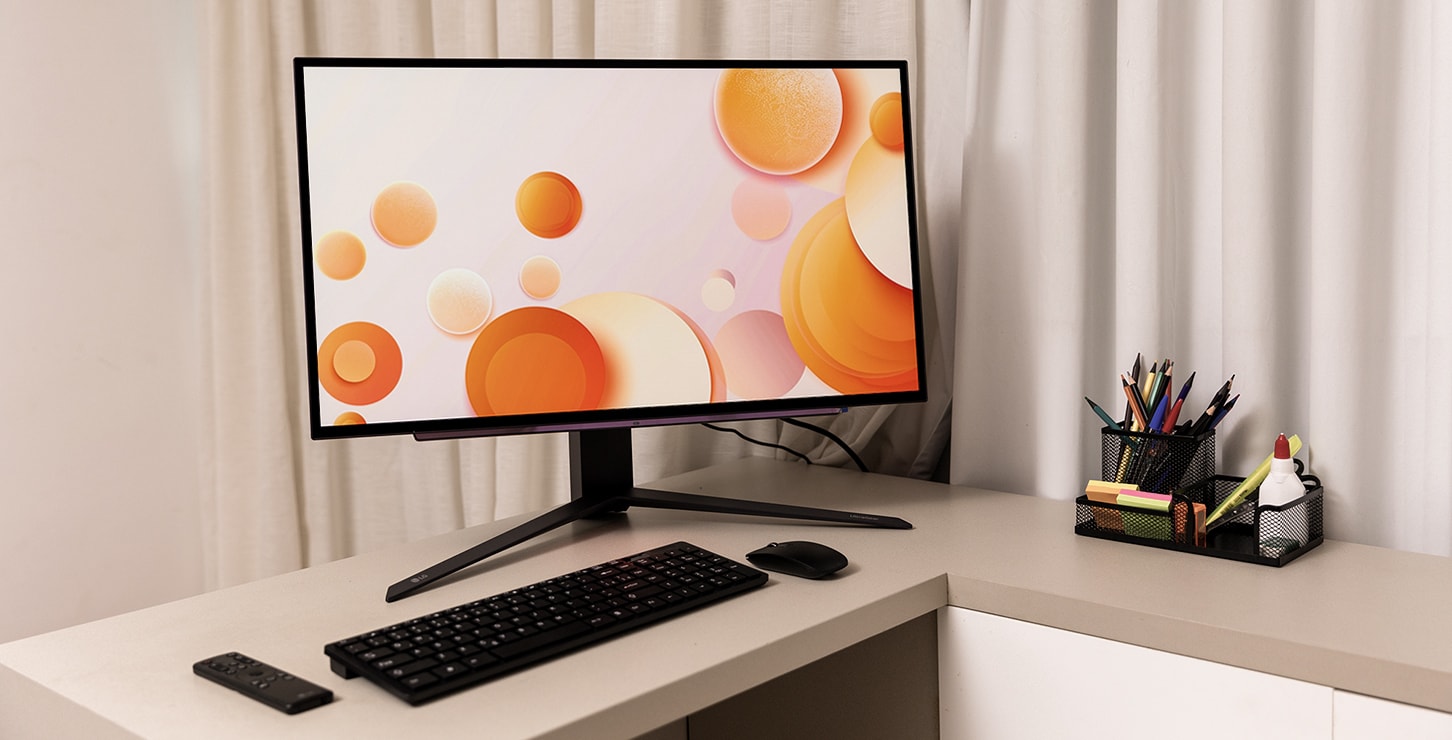 El monitor LG UltraGear se coloca sobre un escritorio.