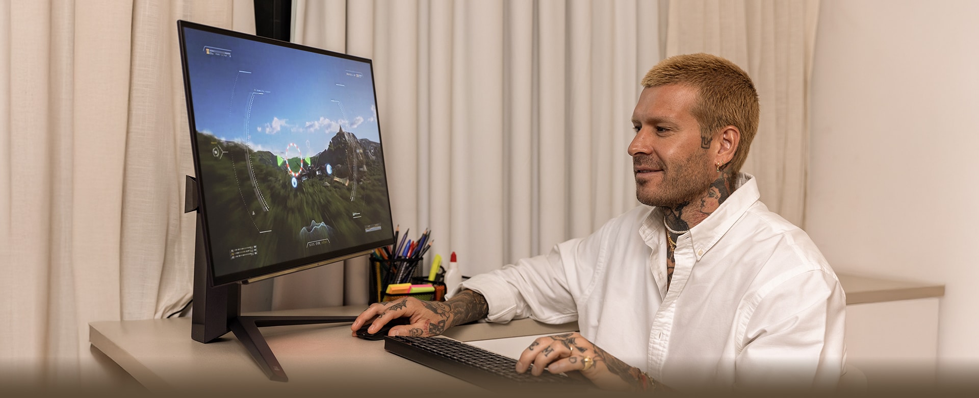 Un hombre se divierte jugando con el monitor LG UltraGear.