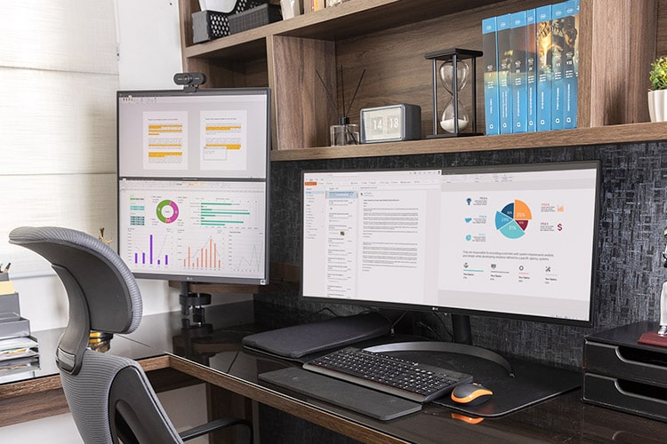 Luis trabajando en home office con el monitor LG UltraWide y el Ergo DualUp.