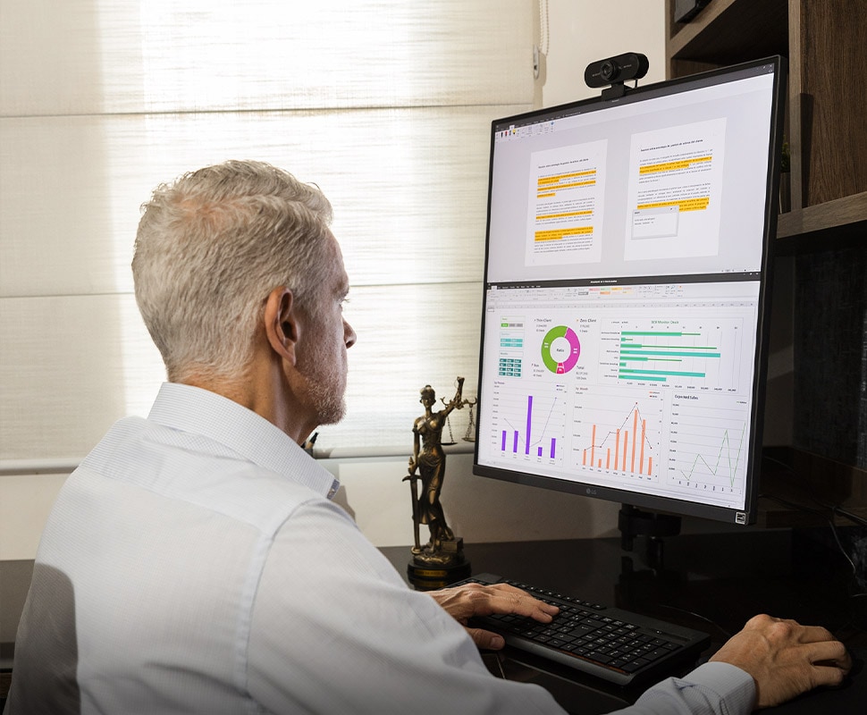 Luis trabajando en home office con el monitor LG Ergo DualUp.