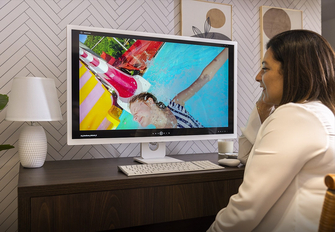 Rosana viendo un video con el monitor LG MyView Smart.