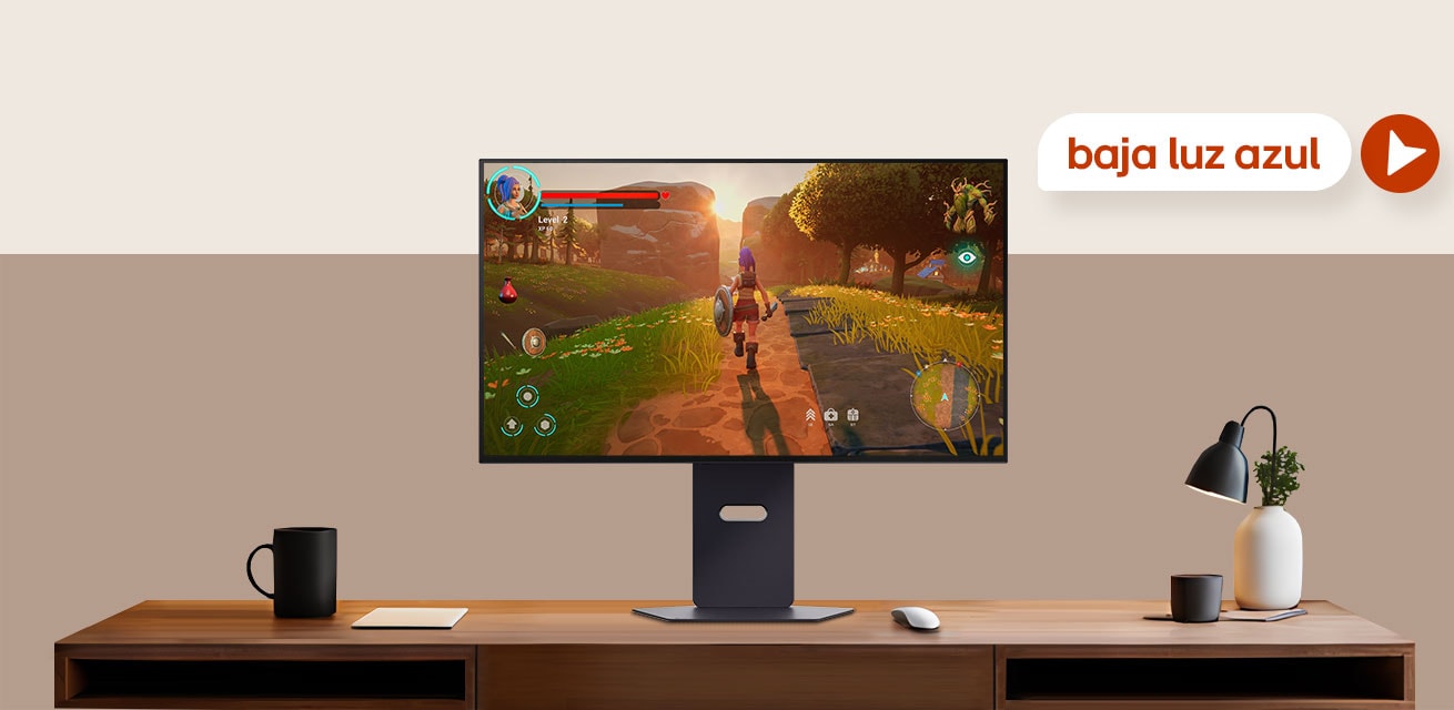 Un escritorio de madera con el Monitor LG UltraGear OLED Gaming mostrando un juego de aventura vibrante para una experiencia de juego envolvente.