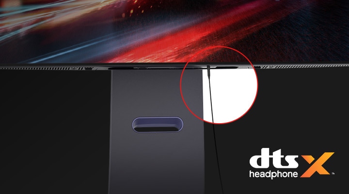 El cable de auriculares de 4 polos conectado al monitor.