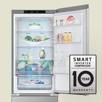 Refrigerador lleno de alimentos frescos con puerta abierta y etiqueta de garantía de 10 años del compresor Smart inverter.