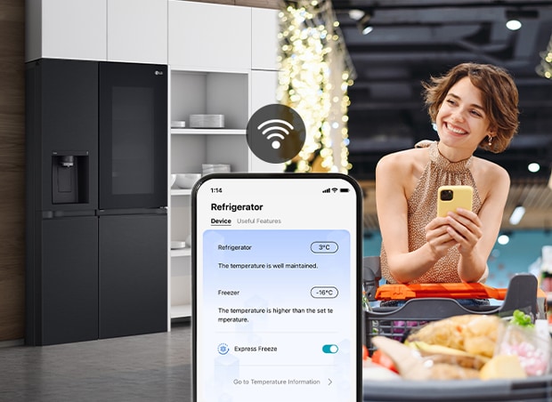 La imagen de la derecha muestra a una mujer de pie en un supermercado mirando su teléfono. La imagen de la izquierda muestra la vista frontal del refrigerador. En el centro de las imágenes hay un icono que muestra la conectividad entre el teléfono y el refrigerador.