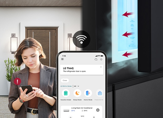 La imagen de la izquierda muestra a una mujer de pie fuera de la casa. La imagen de la derecha muestra que la puerta del refrigerador se ha quedado abierta. En el primer plano de las dos imágenes está la pantalla del teléfono, que muestra las notificaciones de la app LG ThinQ y el icono de Wifi encima del teléfono.