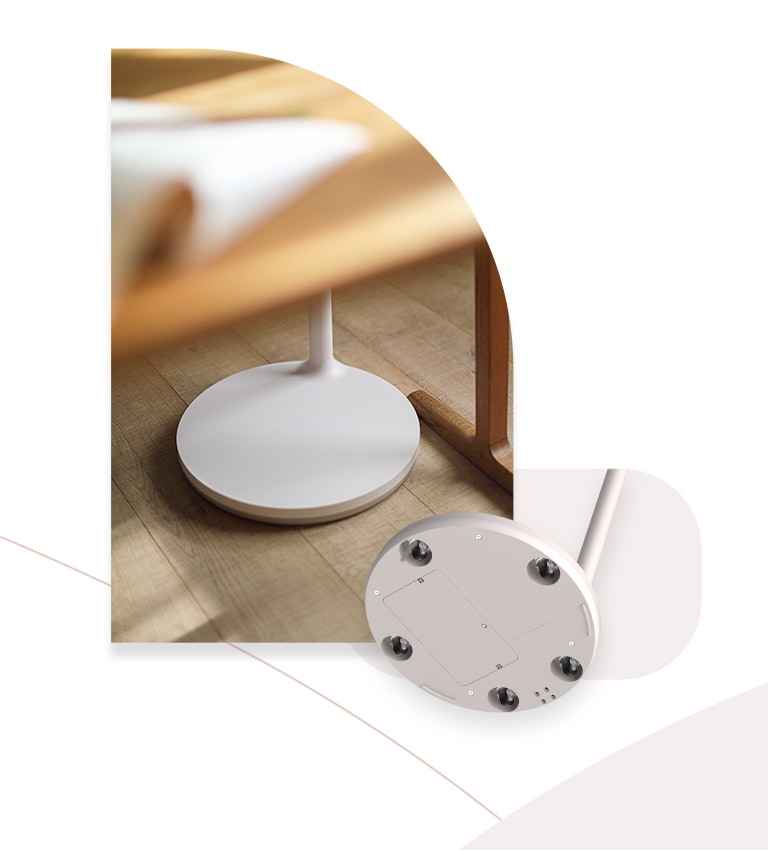 Una imagen de la izquierda muestra la parte inferior de un soporte de televisor que está debajo de un escritorio y otra imagen muestra el primer plano de cinco ruedas en la parte inferior del televisor.