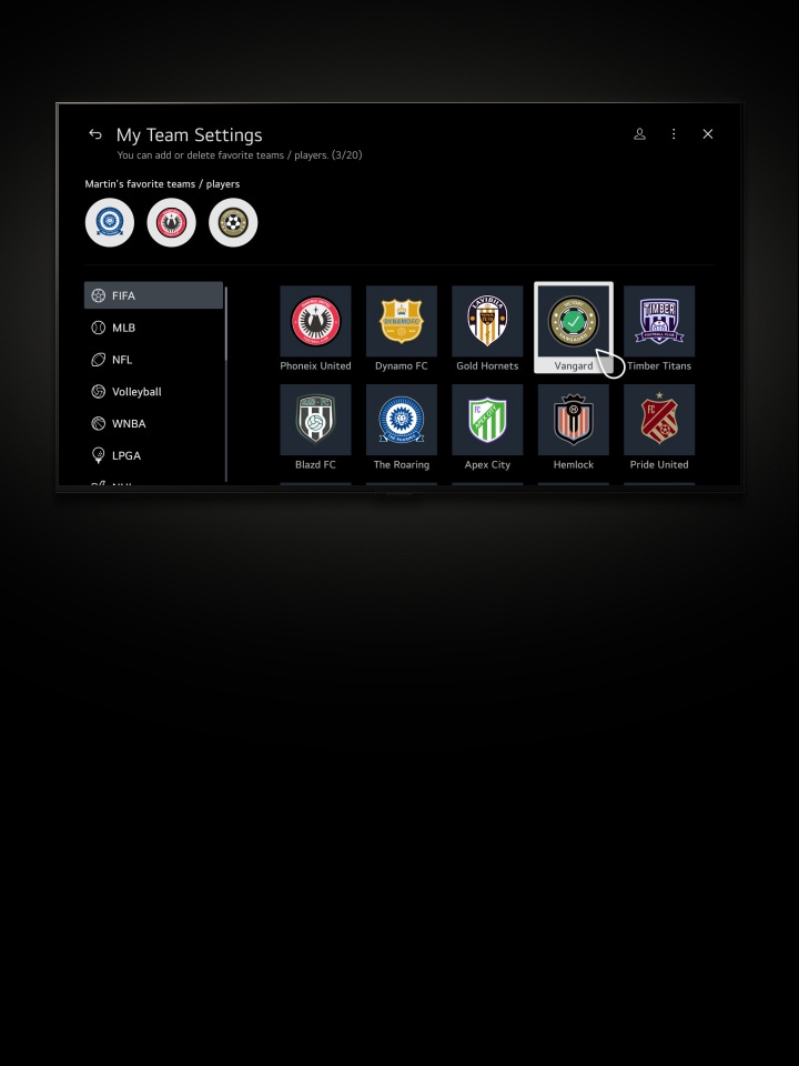 El portal Sports Portal se muestra en la pantalla de un televisor LG. En la parte superior, una miniatura grande, y en la inferior, cuatro miniaturas que muestran contenidos en directo. La pantalla del televisor se desplaza hacia abajo revelando más secciones con miniaturas de juegos y contenidos deportivos. La pantalla de TV se desplaza hacia arriba y el cursor hace clic para abrir la pantalla de configuración My Team Settings. El cursor hace clic en un nuevo equipo que aparece en una lista de equipos favoritos.