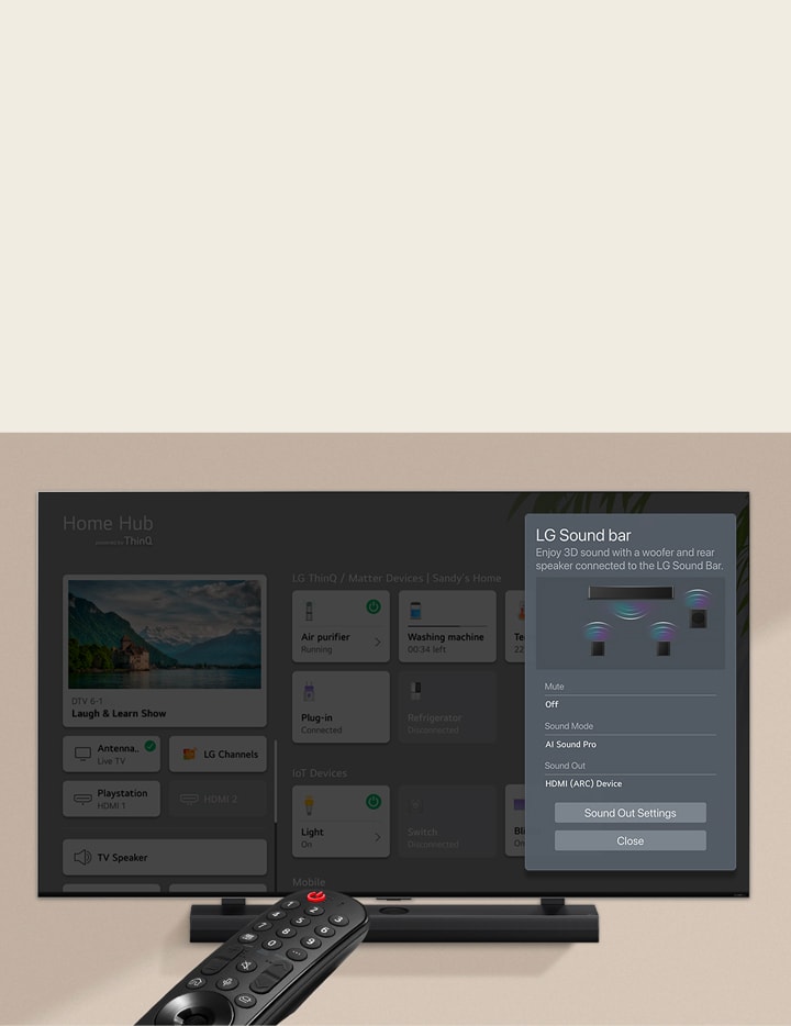 Un control remoto apuntando a un televisor LG UHD que muestra la configuración de control de la barra de sonido al lado derecho de la pantalla.