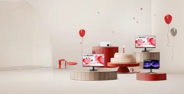 Monitores LG con un pastel de cumpleaños y bombas