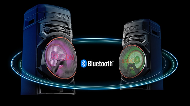 Dos RNC5 enfrentados en ángulos diagonales sobre un fondo negro con el logotipo de Bluetooth en medio. Uno tiene luz morada en el woofer y el otro luz verde.