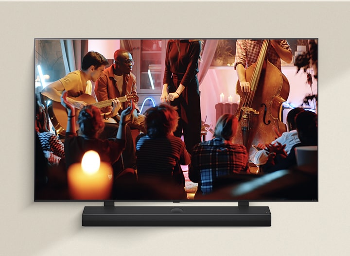 Se reproduce un acogedor concierto en un LG TV con una LG Soundbar debajo.