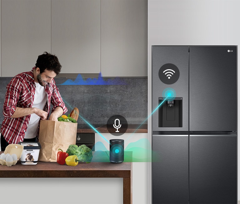 Hombre usando IA y comando de voz para controlar el refrigerador LG