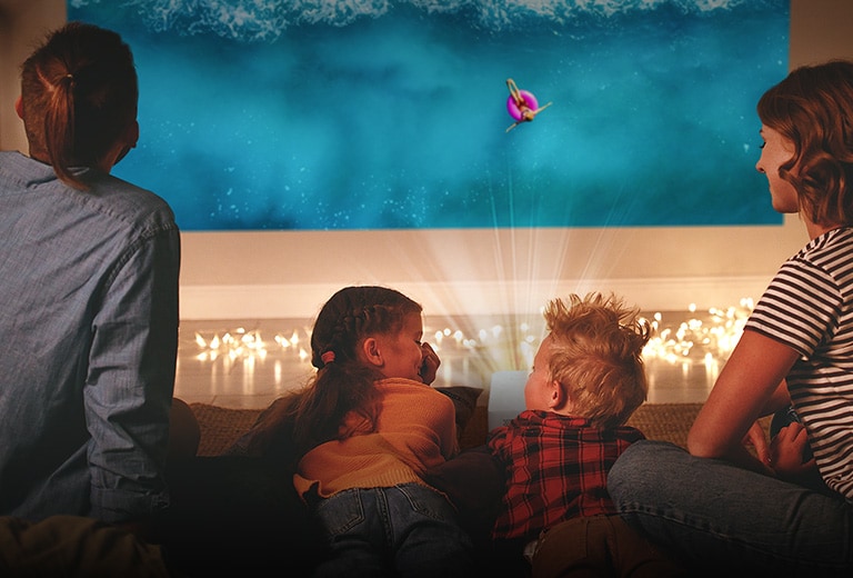 Ver una película con los niños.