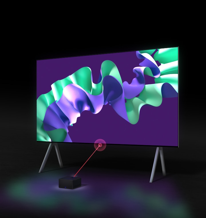 LG SIGNATURE OLED M4 muestra obras de arte abstractas de color púrpura y menta en la pantalla, luego el televisor retrocede y gira en un ángulo de 45 grados, revelando una Zero Connect Box frente al televisor sobre un soporte en un espacio oscuro. Aparece una señal de Wi-Fi roja y se emite un rayo rojo hacia el televisor.