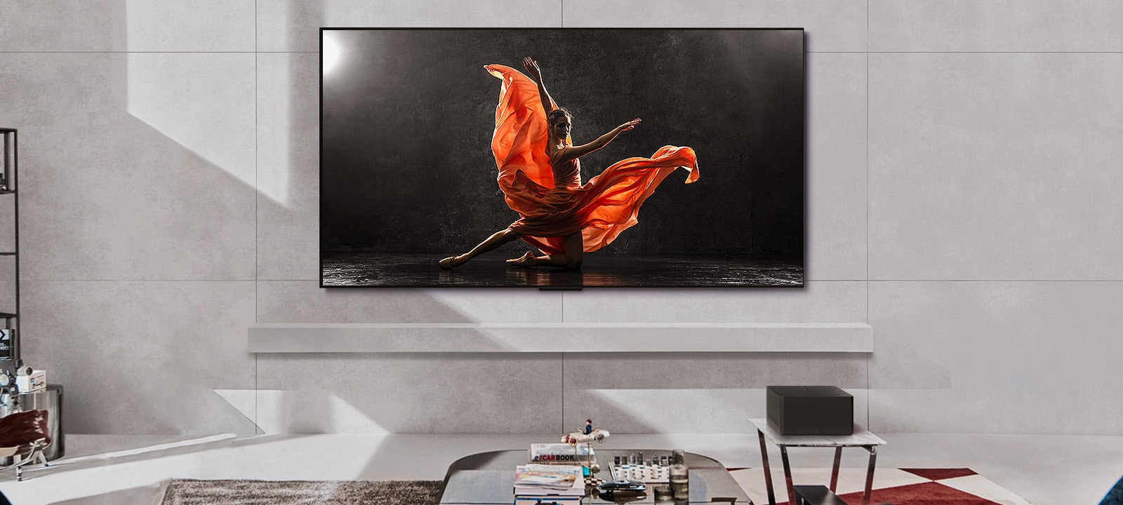 LG SIGNATURE OLED M4 y LG Soundbar en un espacio moderno durante el día. La imagen en pantalla de una bailarina en un escenario oscuro se muestra con los niveles de brillo ideales.