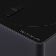 Imagen en primer plano de una Zero Connect Box que muestra el logotipo de LG SIGNATURE en el borde