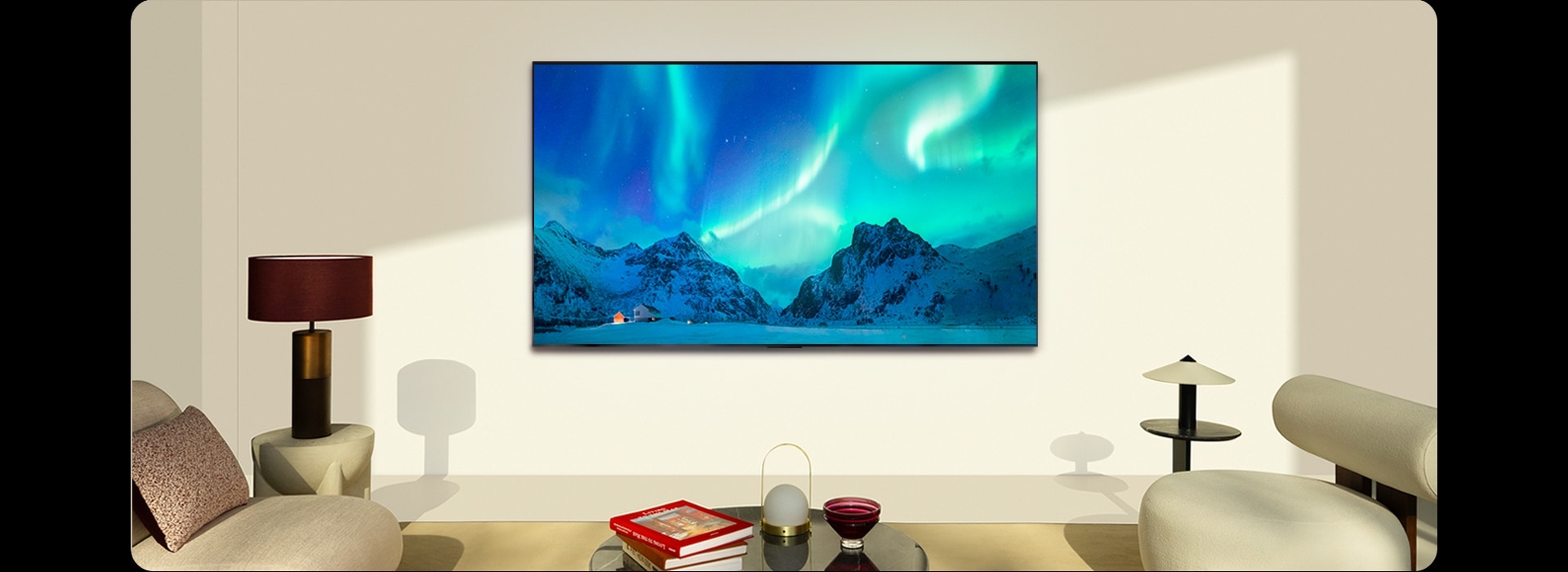 El televisor LG OLED y una barra de sonido LG en un espacio moderno durante el día. La imagen de la aurora boreal se muestra con los niveles de brillo ideales.