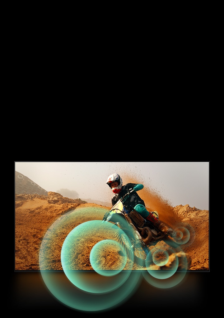 un hombre conduce una motocicleta por una pista de tierra con gráficos circulares brillantes alrededor de la motocicleta.