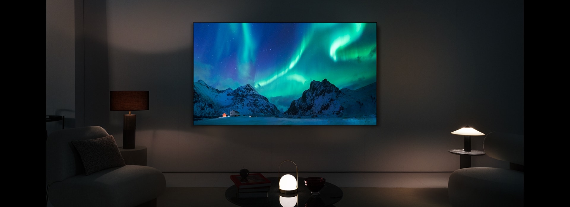 Una imagen de un televisor LG OLED y una barra de sonido LG en un espacio moderno durante la noche. La imagen de la aurora boreal se muestra con los niveles de brillo ideales.